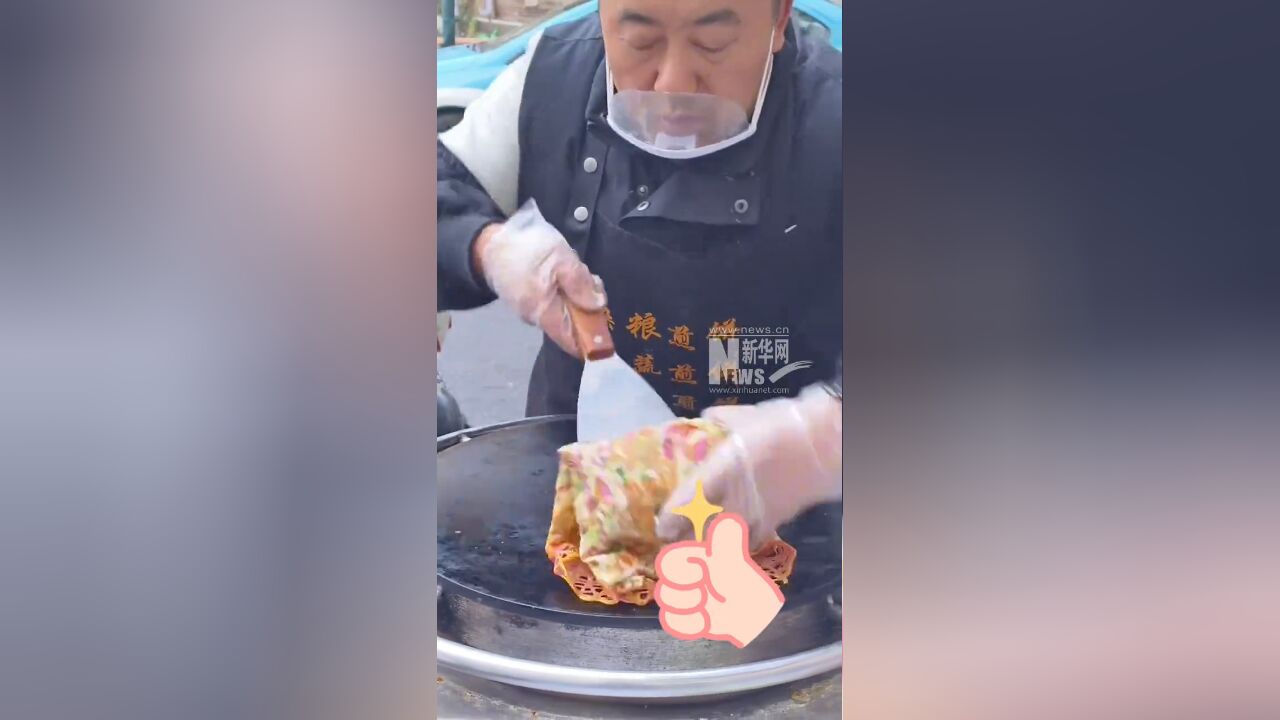 大叔把煎饼果子做出“花”,制作过程赏心悦目