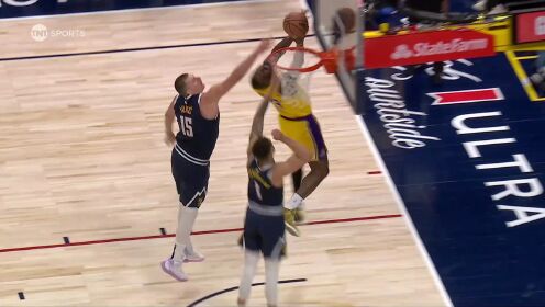 NBA：拼尽全力！詹姆斯突破上篮落地不慎扭伤脚踝