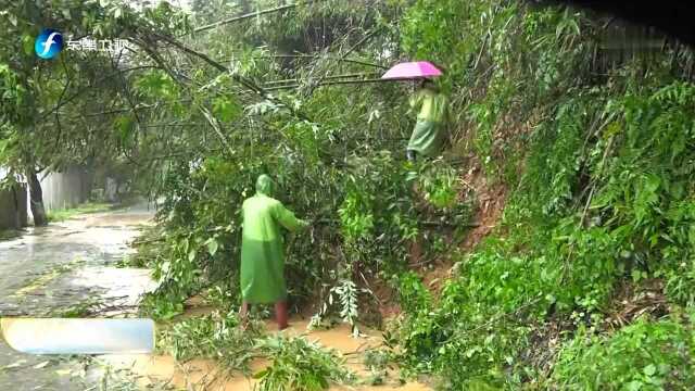 全力以赴防抗强降雨 尤溪:暴雨致多路段山体滑坡 公路部门全力抢修