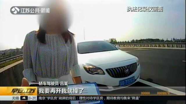 连云港:司机酣睡应急车道 民警及时叫醒