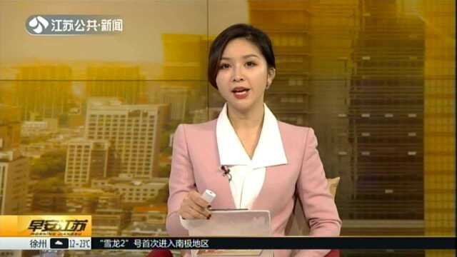 徐州:货车竟当客车用 货斗里趴着16人