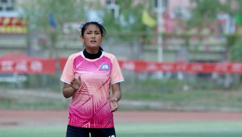 新疆女孩酷爱足球梦想进入国家队，一起见证足球女将的诞生