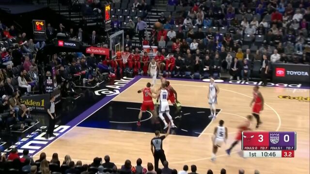 两大核心开了个好头 福克斯萨博尼斯先后投进三分球