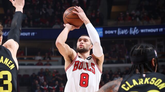 万箭齐发难提防！拉文末节火力全开三分三连击引爆主场