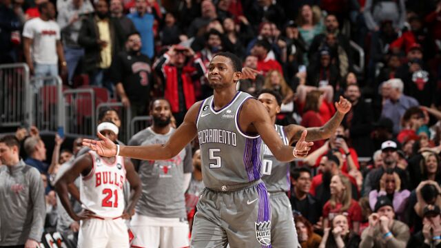 球在我手胜利带走！福克斯三分手起刀落完成绝杀