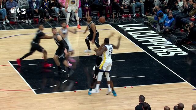 默契配合击穿防线 格林连线汤普森轻松上篮打进