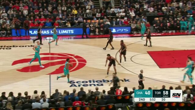 空中对抗把球打进 史密斯顶着布切尔完成上篮2+1