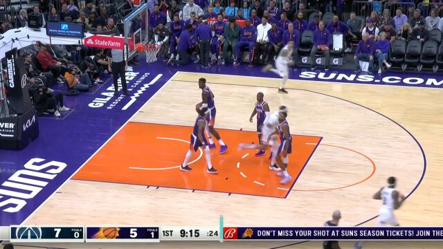 库兹马飞身突破吸引火力 加福德接球发难单臂劈扣