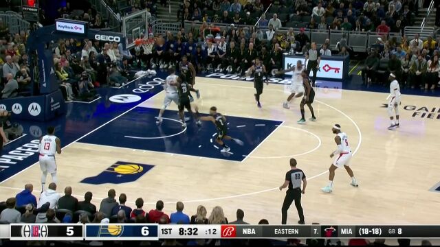 乔治三分偏出 祖巴茨内线甩开防守二次进攻扣篮