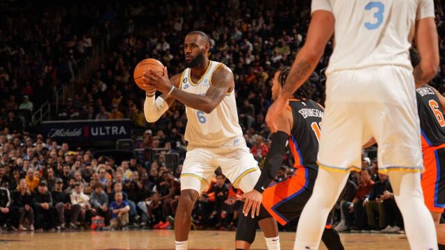 NBA·湖人加时险胜尼克斯