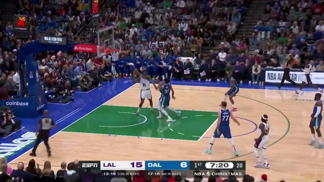 詹姆斯超远长传纵贯全场 布莱恩特接球双手暴扣