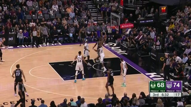 踉踉跄跄突破但结果是好的 福克斯突破上篮为稳稳落袋