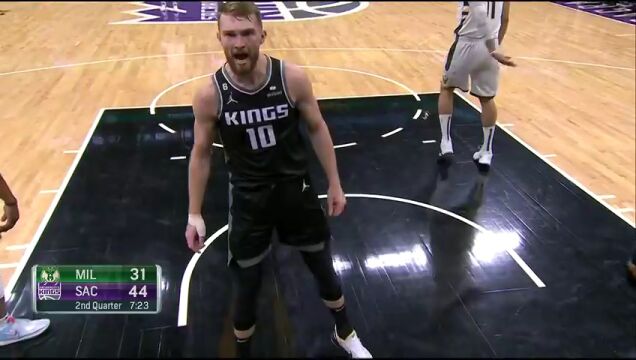 雄鹿vs国王第2节英文原声回放