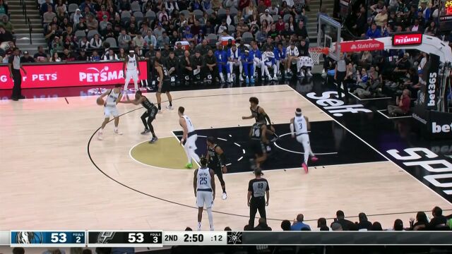 禁区之中翻江倒海 鲍威尔无视防守转身上篮打进