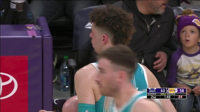 加罚带球权这波不亏！里弗斯底角接球就扔打成3+1