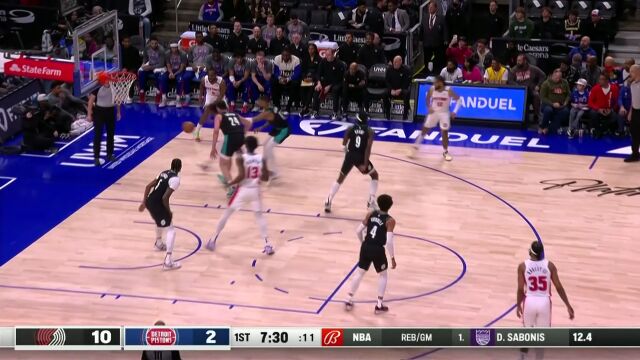 艾维顺水推舟送出助攻 伯克斯接球发难三分得手