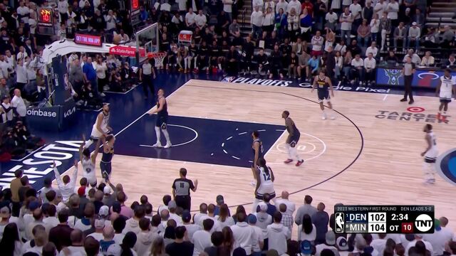 关键时刻顶住压力！沃克相同位置两次出手三分命中稳定军心