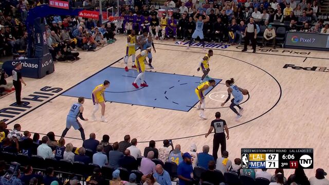 节目效果拉满 莫兰特一对一强吃拉塞尔 做嘲讽手势庆祝