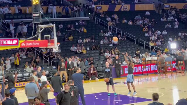 悬念再度升级！莫兰特热身扣篮跃跃欲试准备上场