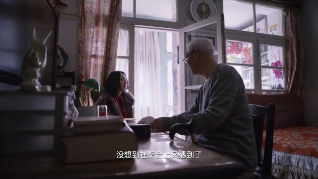 和老教师谈起过去的事情 一起写英文信件