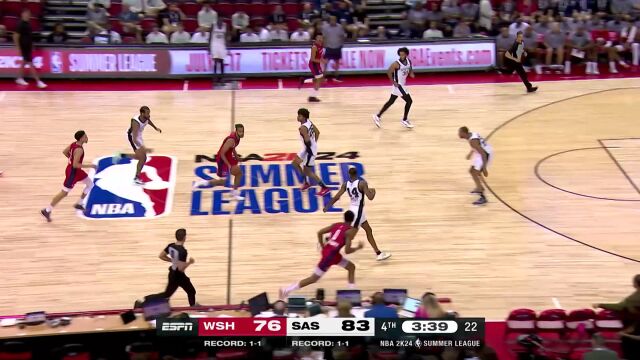 这是把比赛当成扣篮大赛了 马刺奇才两记暴扣炸翻观众席