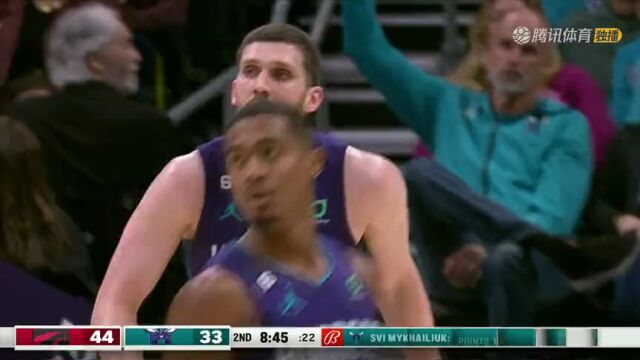 热血回合！凯-琼斯送上排球大帽 助米哈伊柳克续三分续上火力