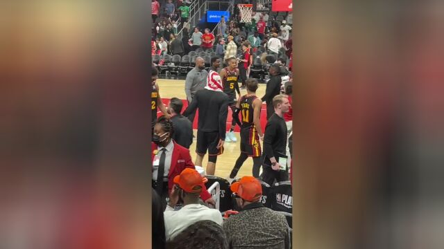 心有不甘？穆雷比赛后冲撞裁判嘴上一直喋喋不休及时被队友拉走