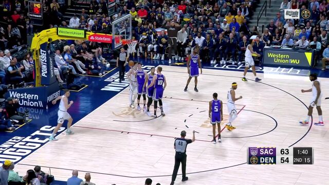 全都让开我自己来！ 坎卡尔突破两人防守造成2+1