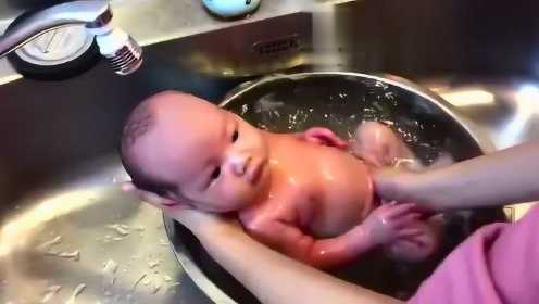 神了！护士示范如何正确给宝宝洗澡，宝宝舒服的一塌糊涂！建议转走收藏，以后用得着！！​​​