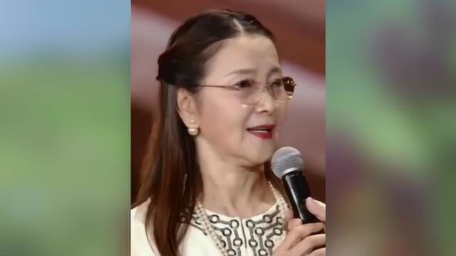 李小璐妈妈62岁张伟欣颜值惊人,扛起了央视镜头,老的优雅自然