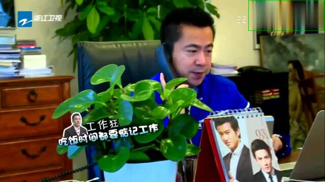 王元也看爸爸在忙,自己一个人在旁边玩耍不打扰,太懂事了吧