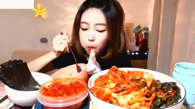 韩国美女吃泡菜套餐,全都是泡菜味,吃的真香