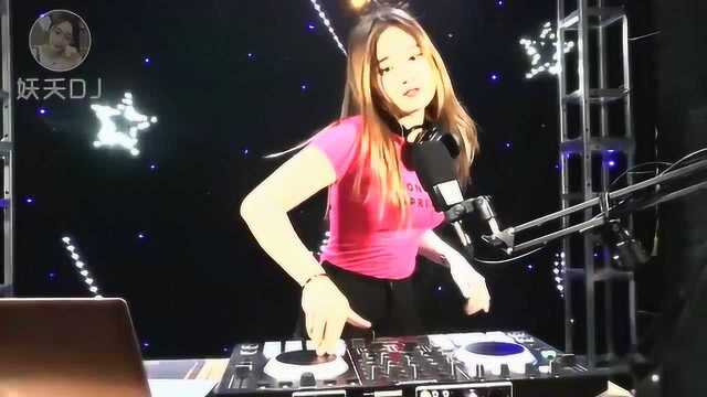 美女DJ现场打碟歌曲:《喜欢就好》,表达了积极的人生观,深入人心