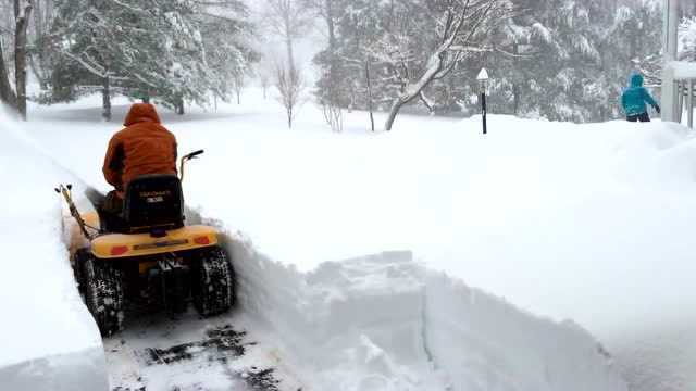 牛人改造的小型除雪车,太给力了,简直就是神器!