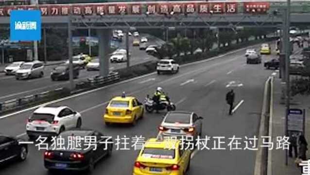 重庆交巡警帅气打横截车流 50万网友为他点赞