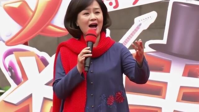 52岁鞠萍近照:脚踩高跟鞋健步如飞,被学生列队欢迎喊姐姐