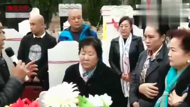 黑头大王兰力带领李根旺、张晓英等徒弟祭奠一代黑头宗师李斯忠