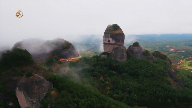 霍山横空屹立