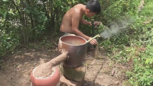 用古老工艺酿造的包谷酒,味道香醇甜美,一起来见识下!