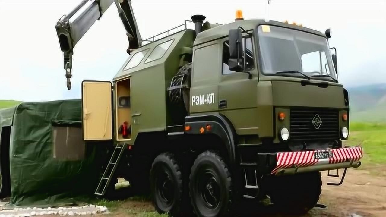 8驱军用工程车动力强大山水无阻网友直呼霸气十足
