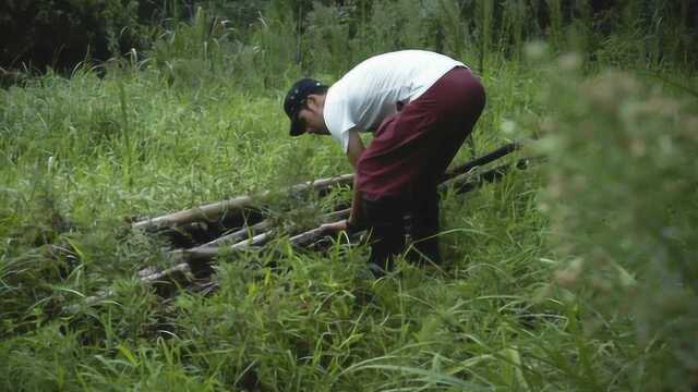 福建小伙独居大山,用原始方法自制木头床,原来送给他