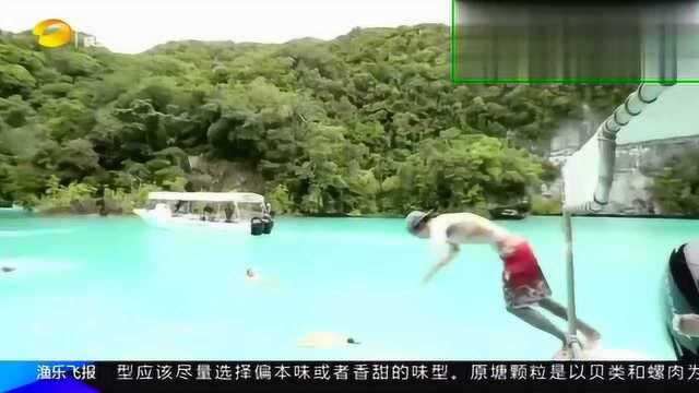 泳装女生体验牛奶湖,碧蓝的海水,与其拼凑成一幅美丽的图画!