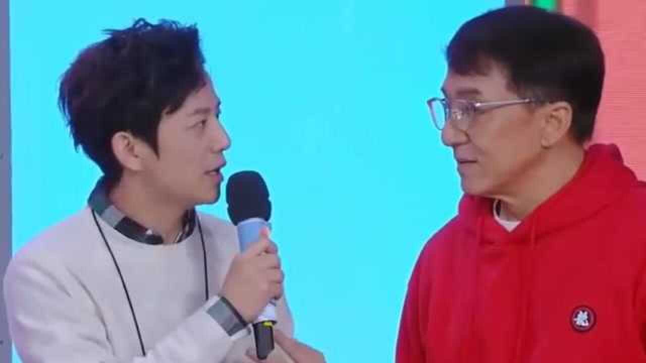 成龙与何炅之间的斗争成龙不愧是功夫巨星真是太厉害了