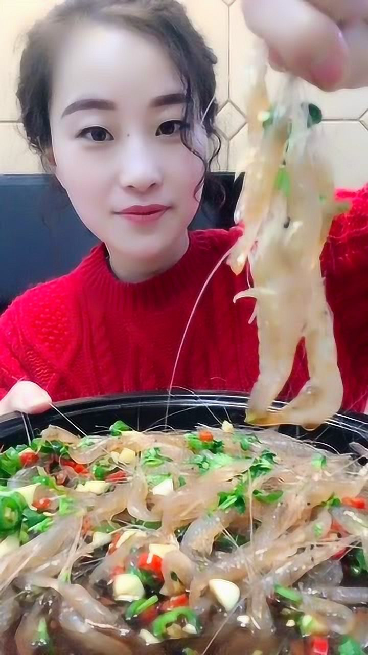美女吃生呛小白虾,吃起来非常鲜美,太爽口了