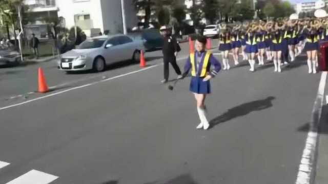 日本中学生阅兵,女生的表情都很到位!