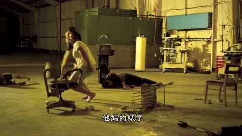 【腾讯视频】 男人被绑住的劫匪踢裆，又被女孩打了一下，站都站不起来