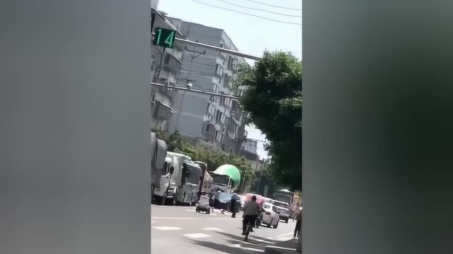 重庆青木关发生交通事故 一名路人被大车碾压身亡