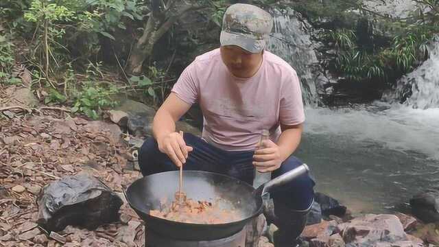 在深山里,狗肉这样吃才叫爽,一人吃着一锅,别提有多美味了