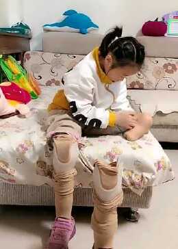 心疼这个小女孩儿