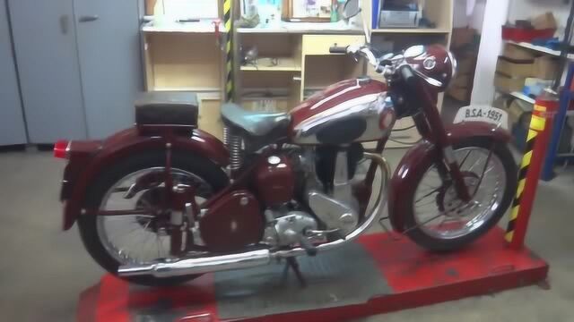 1954年的英国三枪BSA B33古典老摩托车 经典传奇